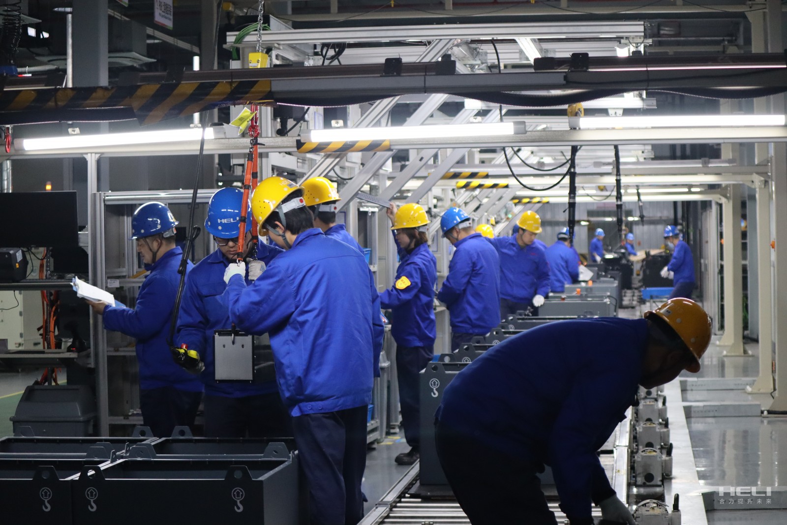 井然有序的生產(chǎn)線.jpg 井然有序的生產(chǎn)線.jpg