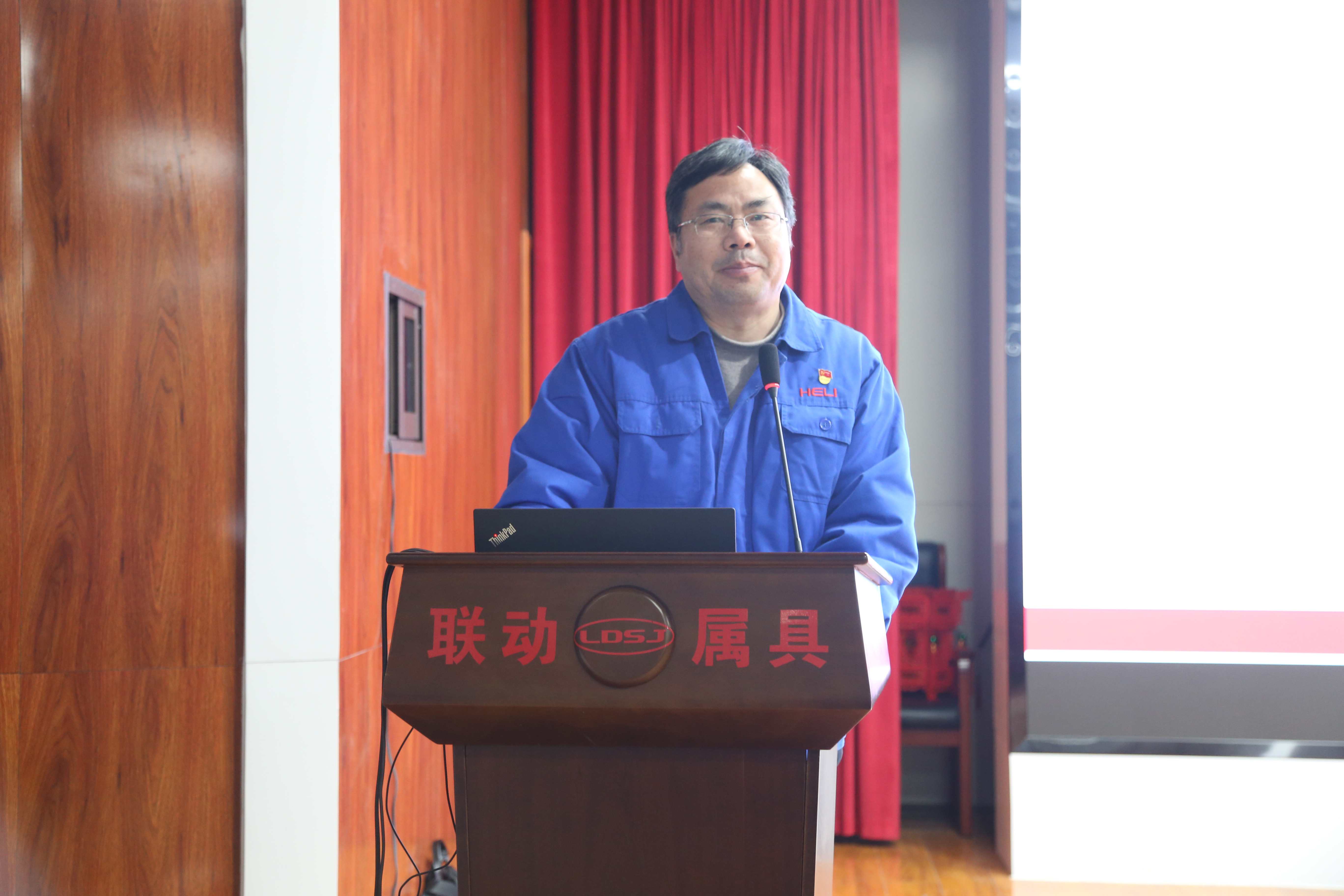 公司黨委委員、副總經(jīng)理夏萬(wàn)軍作總結(jié)講話.jpg 公司黨委委員、副總經(jīng)理夏萬(wàn)軍作總結(jié)講話.jpg