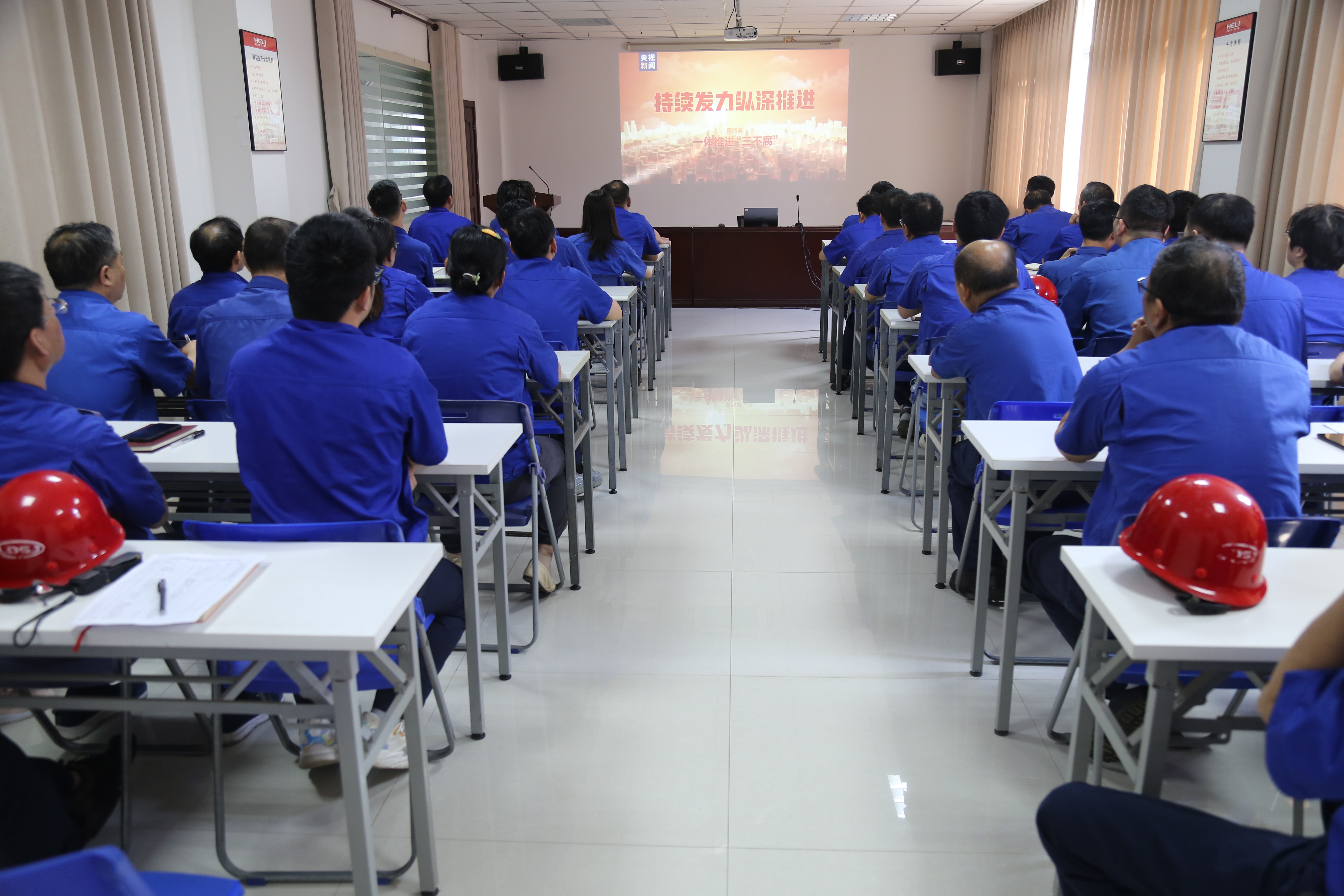 全體黨員、干部集體觀看警示教育片.JPG 全體黨員、干部集體觀看警示教育片.JPG