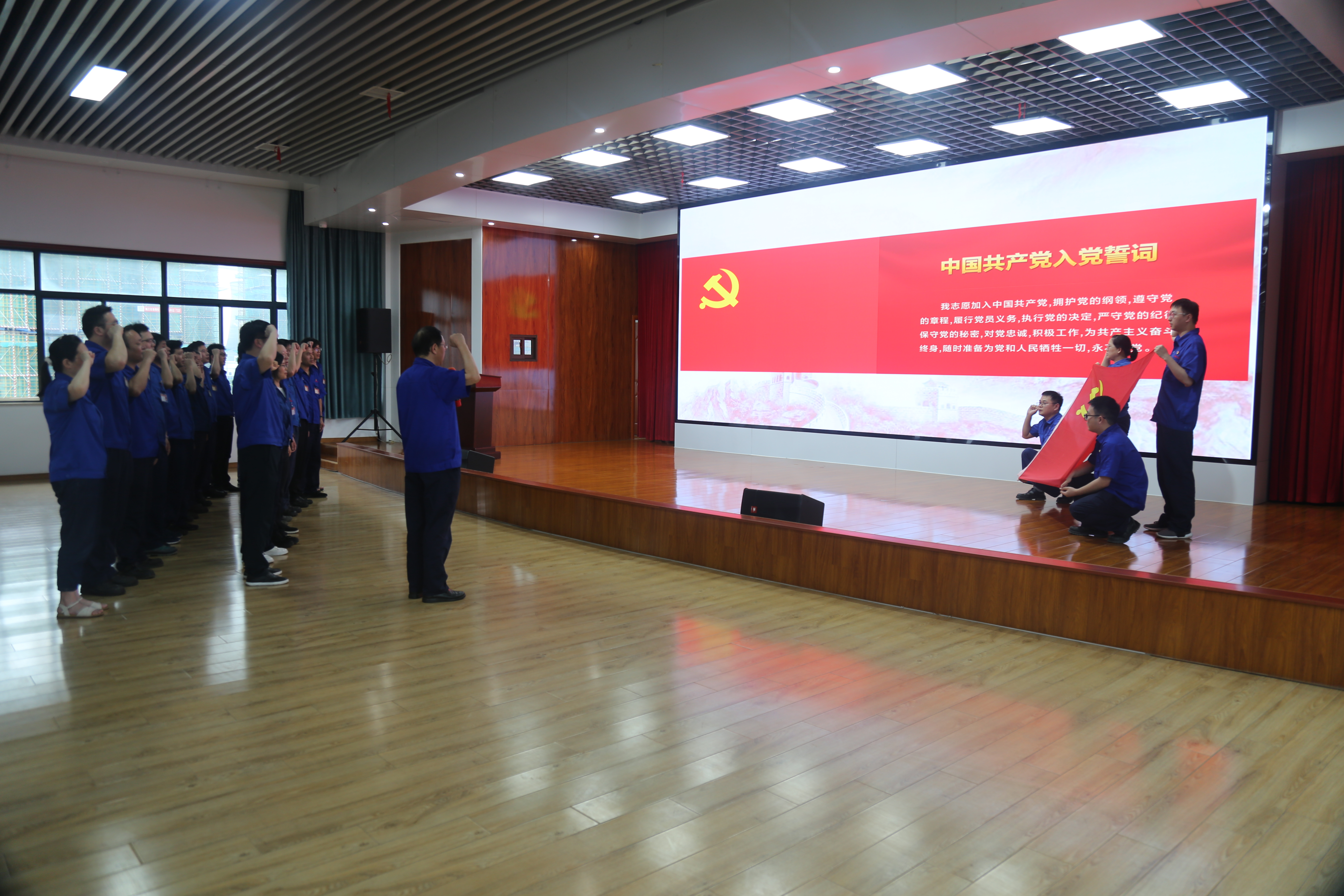 與會黨員在吳海曙帶領下重溫入黨誓詞.JPG 與會黨員在吳海曙帶領下重溫入黨誓詞.JPG