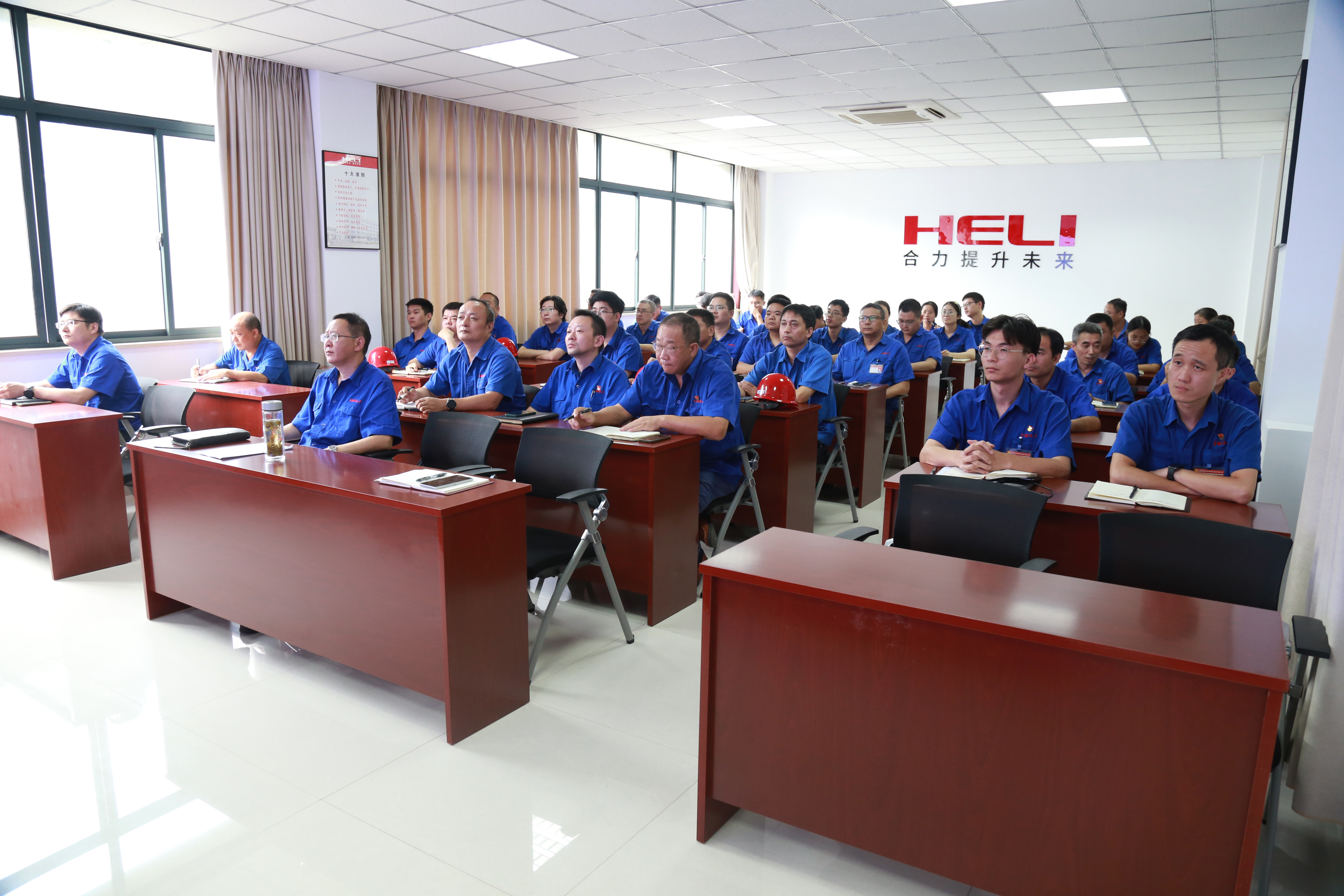 會(huì)議現(xiàn)場(chǎng)(二).jpg 會(huì)議現(xiàn)場(chǎng)(二).jpg